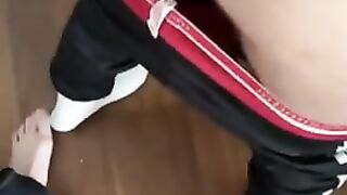 Парень в кепке сосет хуй и готовится к ебле попки в POV гей порно