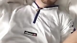 Парень в кепке сосет хуй и готовится к ебле попки в POV гей порно