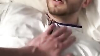 Парень в кепке сосет хуй и готовится к ебле попки в POV гей порно