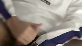 Парень в кепке сосет хуй и готовится к ебле попки в POV гей порно