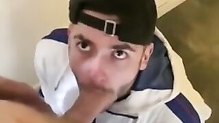 Парень в кепке сосет хуй и готовится к ебле попки в POV гей порно