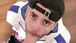 Парень в кепке сосет хуй и готовится к ебле попки в POV гей порно