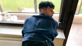 Пацан ебет бойфренда в жопу раком у окна