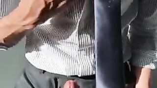Индивидуальный предприниматель дрочит хуй стоя