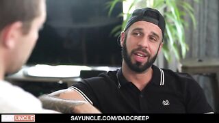 Бородатый чел в кепке членом пинает любовника на кровати