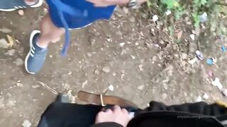 Парни ебутся возле забора