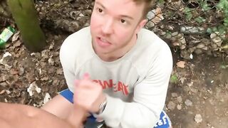 Парни ебутся возле забора