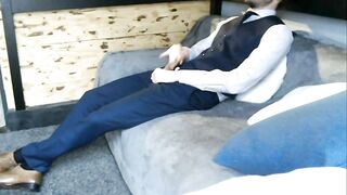 Швейцар после работы сидит на диване и дрочит хуй