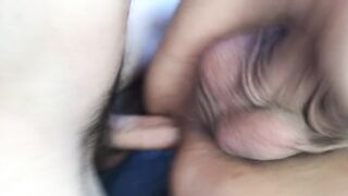 Мужчина трахает любовника сверху в позе миссионера