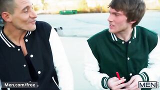 Загорелый качок трахает молодого гея в очко после минета