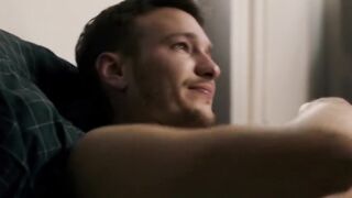 Смазливые геи смачно трахаются друг с другом на кровати и в душе