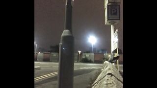 Гей дрочит член посреди ночи на улице