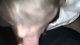 Смазливый гей делает домашний минет от первого лица