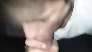 Смазливый гей делает домашний минет от первого лица