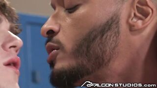 Молодой спортсмен спалился перед тренером-геем и был оттрахан