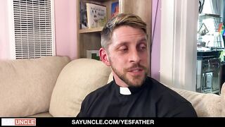 Священник трахнул молодого гея после молитвы