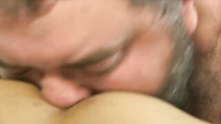 Зрелый толстый гей трахается в очко с азиатом