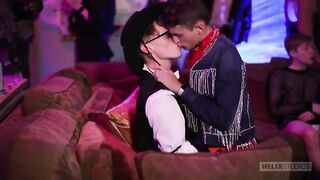 Два молодых человека ебутся нагишом на чистой постели на Хэллоуин