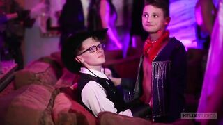 Два молодых человека ебутся нагишом на чистой постели на Хэллоуин