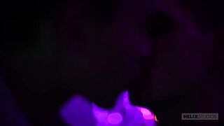 Два молодых человека ебутся нагишом на чистой постели на Хэллоуин