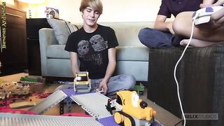 Пацаны отложили игры в сторону и потрахались втроем
