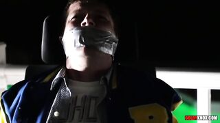 Пленник выебан в жопу неизвестным в маске