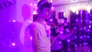 Рождественский секс молодых ребят на постели