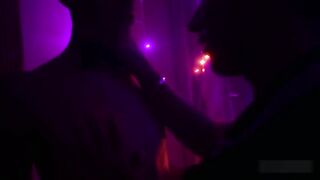 Рождественский секс молодых ребят на постели