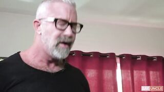 Седой мужик прет в попец молодого любовника в гостиной