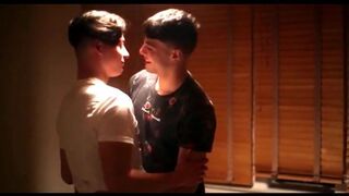 Анальный секс на кровати двух молодых ребят