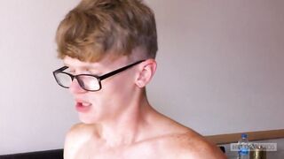 Обнаженные пацаны кувыркаются на постели в гей порнушке