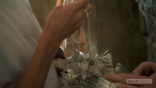 Обнаженные пацаны кувыркаются на постели в гей порнушке