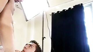 Два обнаженных человека ебутся в фотостудии