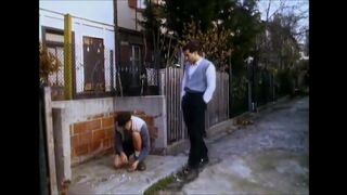 Ребята трахаются в амбаре с бочками