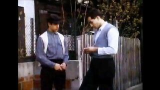 Ребята трахаются в амбаре с бочками