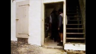 Ребята трахаются в амбаре с бочками