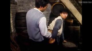 Ребята трахаются в амбаре с бочками