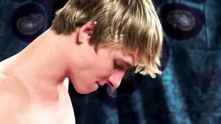 Молодые пацаны разрабатывают анус