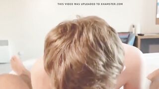 Накаченный парень дрючит своего бойфренда на постели