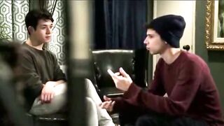 Голые парни на постели довольно хорошо потрахались