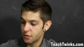 Молодой учитель и студент трахаются в кабинете универа