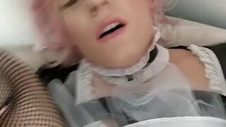 Толстяк ебет задницу женственного транссексуала в униформе горничной