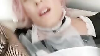 Толстяк ебет задницу женственного транссексуала в униформе горничной