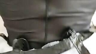 Толстяк ебет задницу женственного транссексуала в униформе горничной