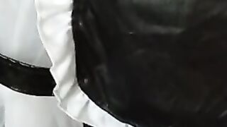 Толстяк ебет задницу женственного транссексуала в униформе горничной