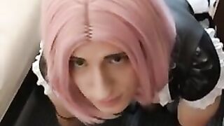 Толстяк ебет задницу женственного транссексуала в униформе горничной