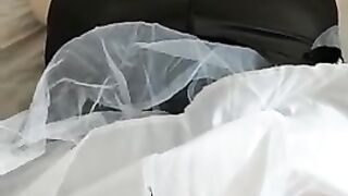 Толстяк ебет задницу женственного транссексуала в униформе горничной