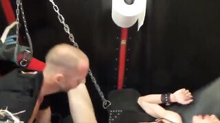 Жесткое порево сабмиссива господином в гей БДСМ порно