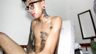 Татуированный парень из Латинской Америки дрочит длинный член