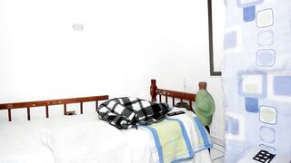 Татуированный парень из Латинской Америки дрочит длинный член